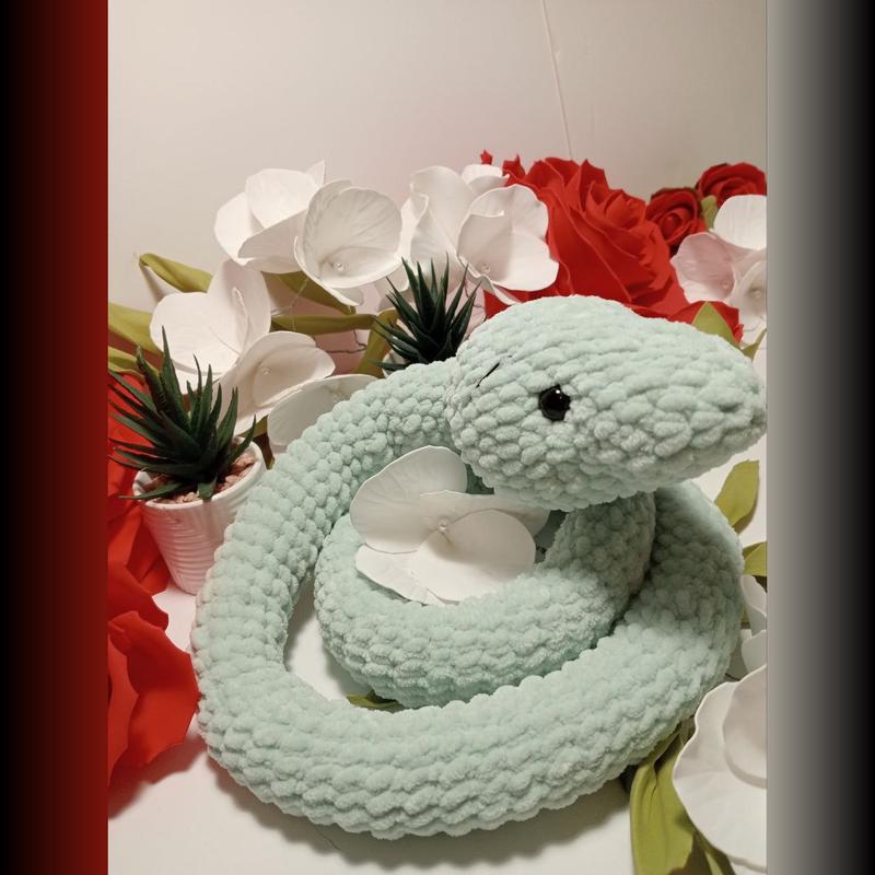 Serpiente tejida con lana de felpa