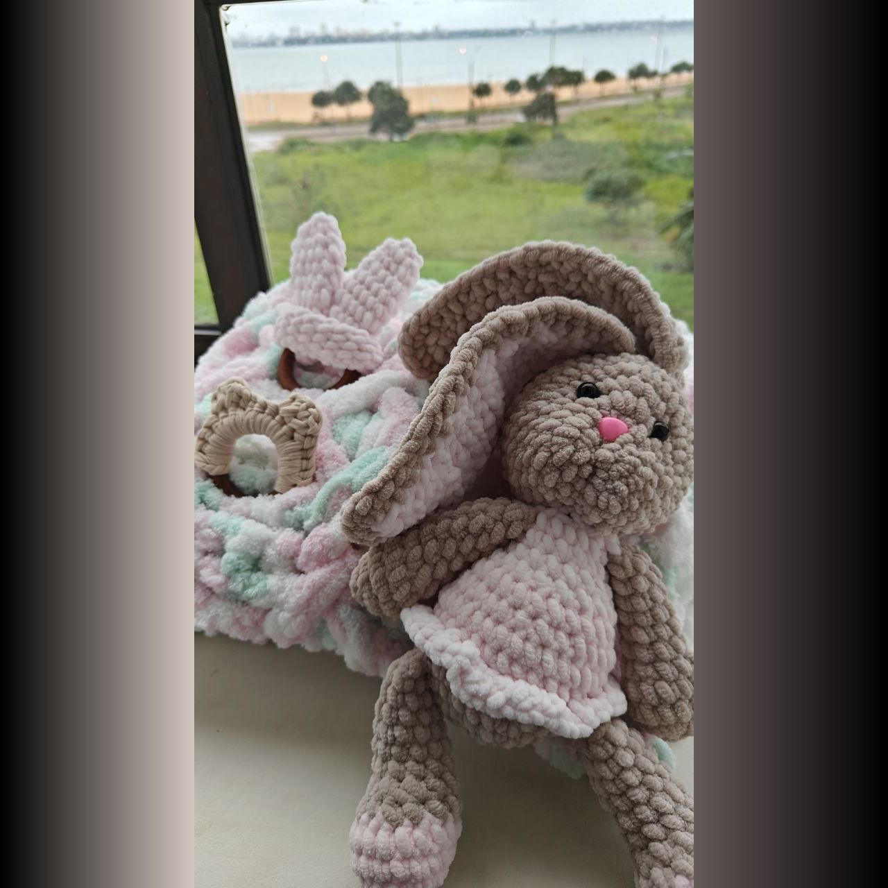 Conjunto de peluches tejidos para el bebé: conejito, mantita y sonajeros