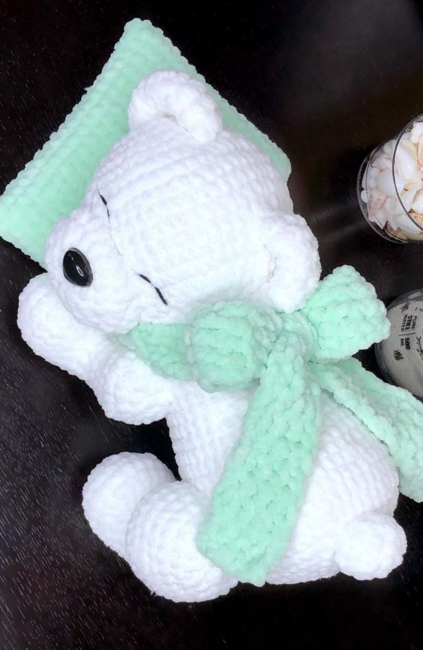 Conjunto de peluches para la habitación infantil: osito blanco y almohada