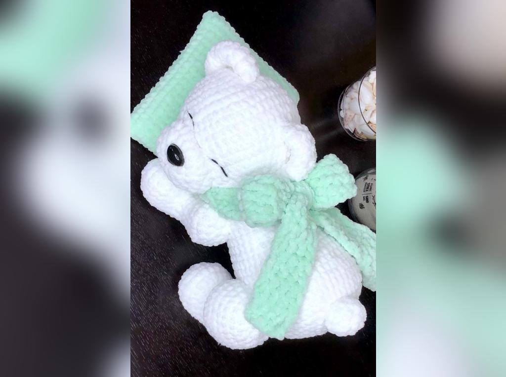 Conjunto de peluches para la habitación infantil: osito blanco y almohada