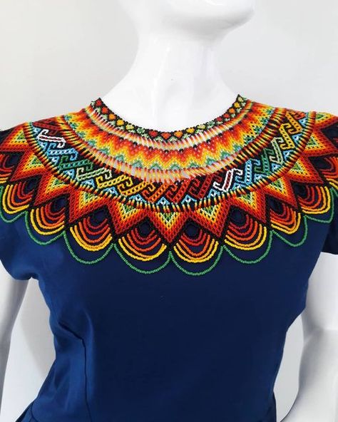 Collar largo de cuentas coloridas artesanal