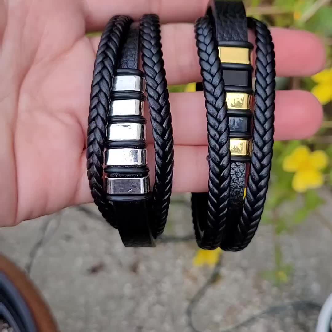 Pulsera de cuero trenzado con dijes de acero