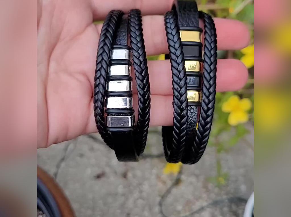 Pulsera de cuero trenzado con dijes de acero