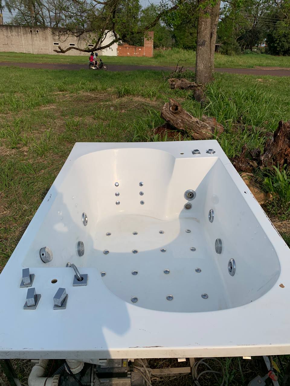 Jacuzzi multifuncional. Medidas: 120x120 cm
