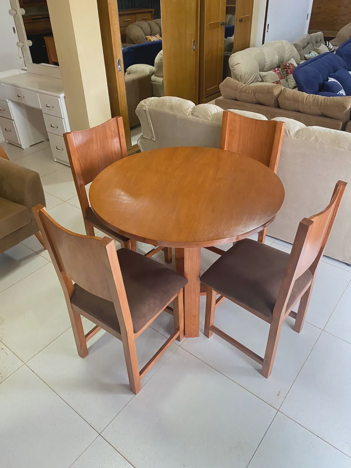 Juego de comedor  mesa redonda  4 sillas milan cod 54