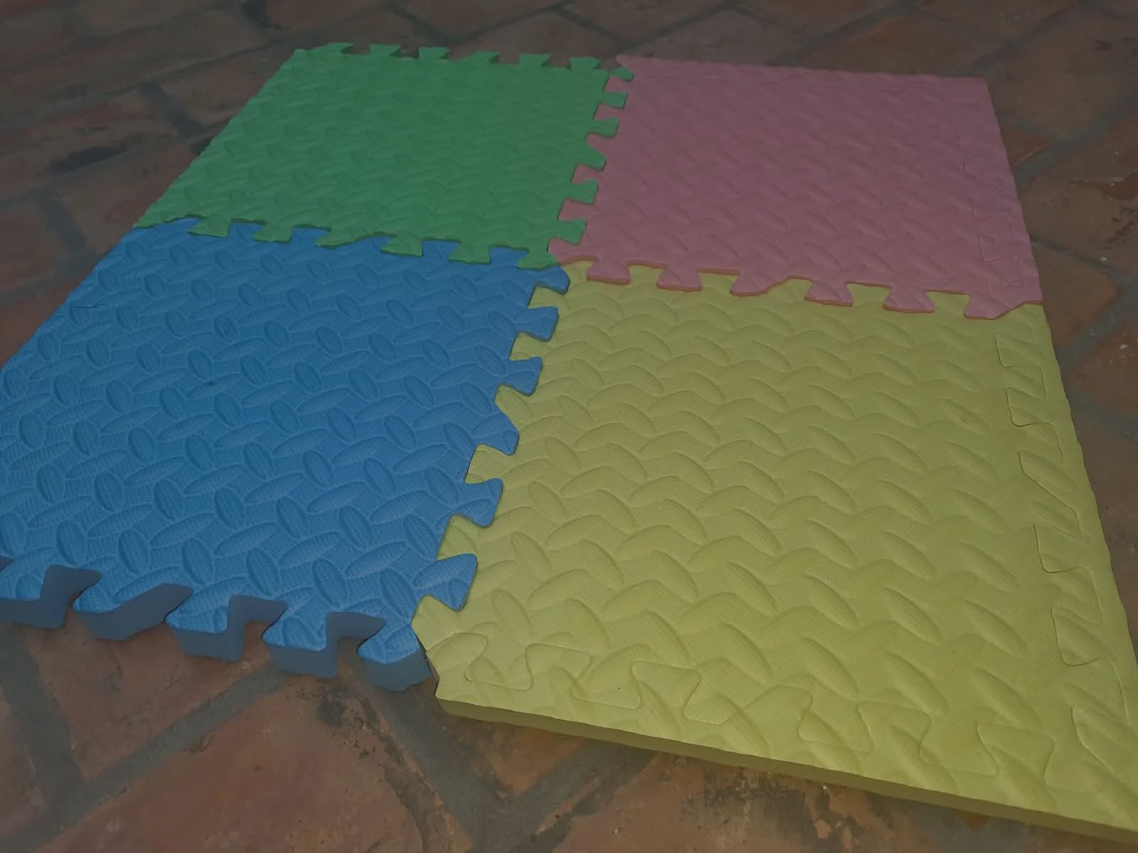 Piso de goma eva encastrable incluye 4 cuadrados de colores surtidos